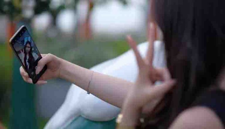 Cara Membuat Hasil Foto Kamera Depan Realme U1 Tidak Terbalik Dengan Mudah